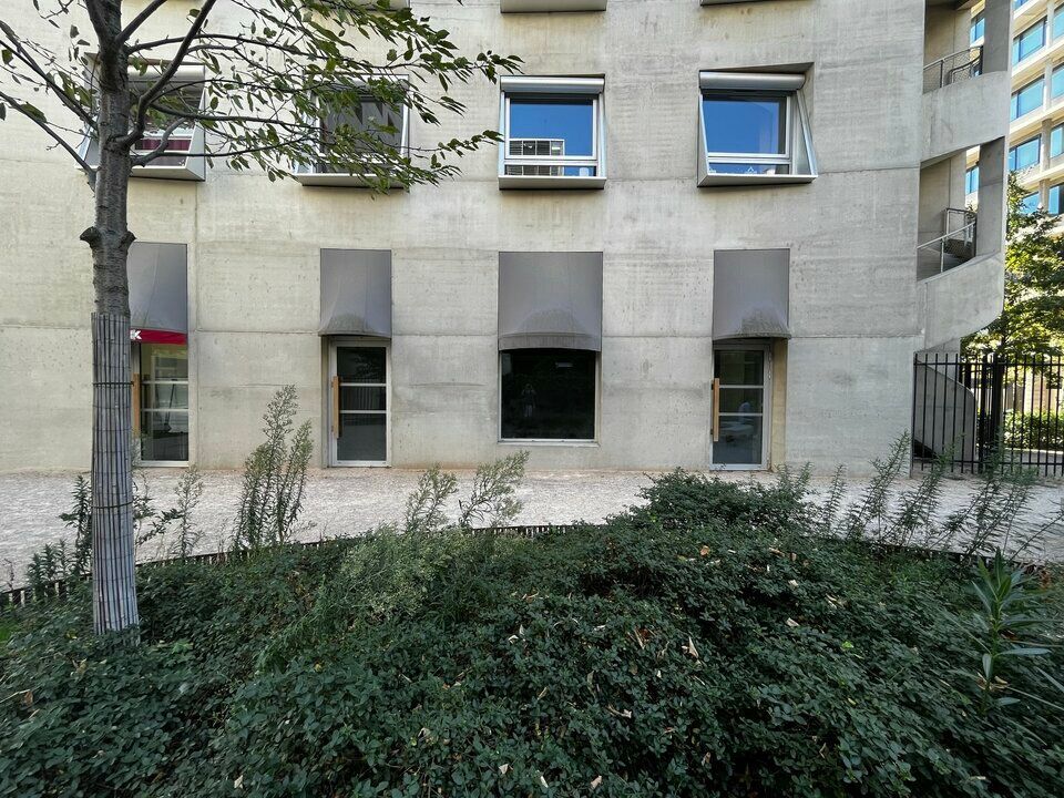 Valoris Real Estate vous propose un local commercial / bureau au coeur du quartier de Confluence.