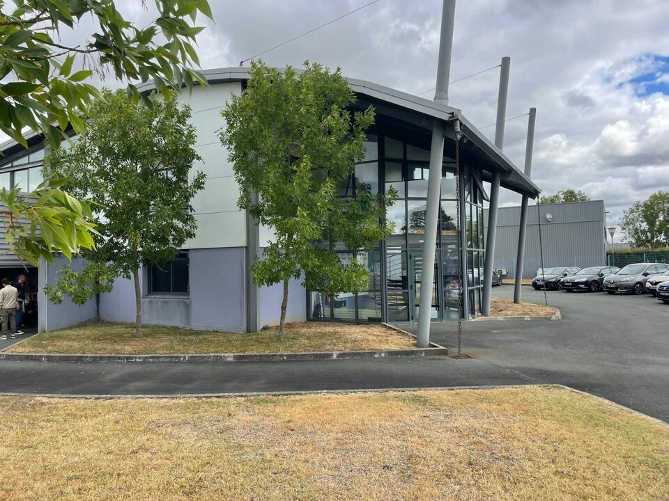 SAINTES - BATIMENT INDUSTRIEL A VENDRE