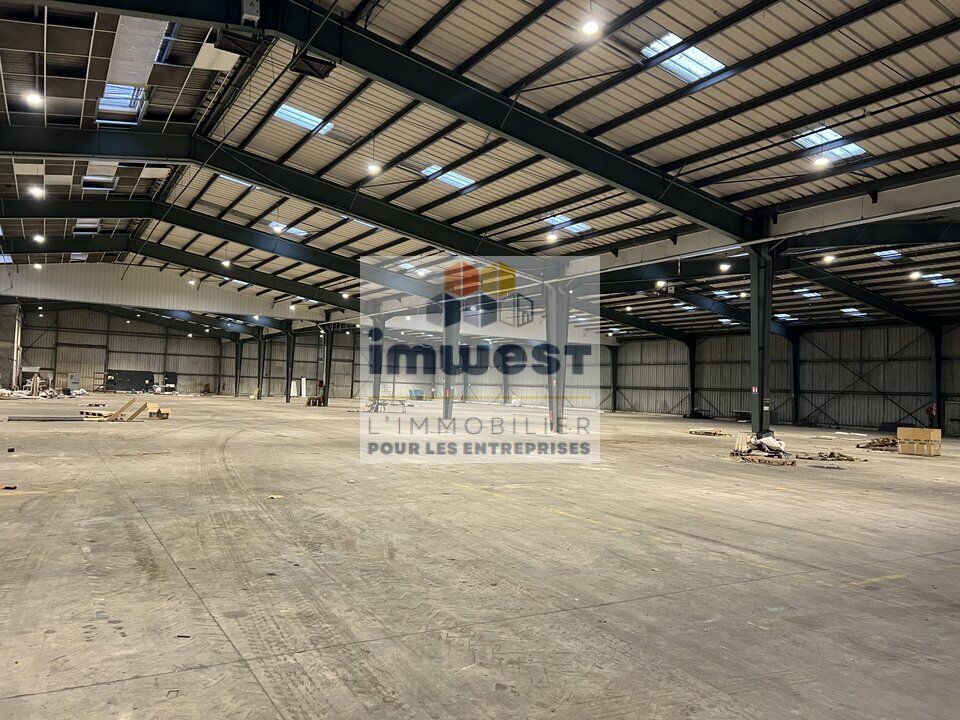 A VENDRE - ENTREPOT LOGISTIQUE - BATI: 9.560m² - FONCIER: 31.240m² - JANZE (35) -  Visibilité  4 x 4 - AXE Rennes - Angers