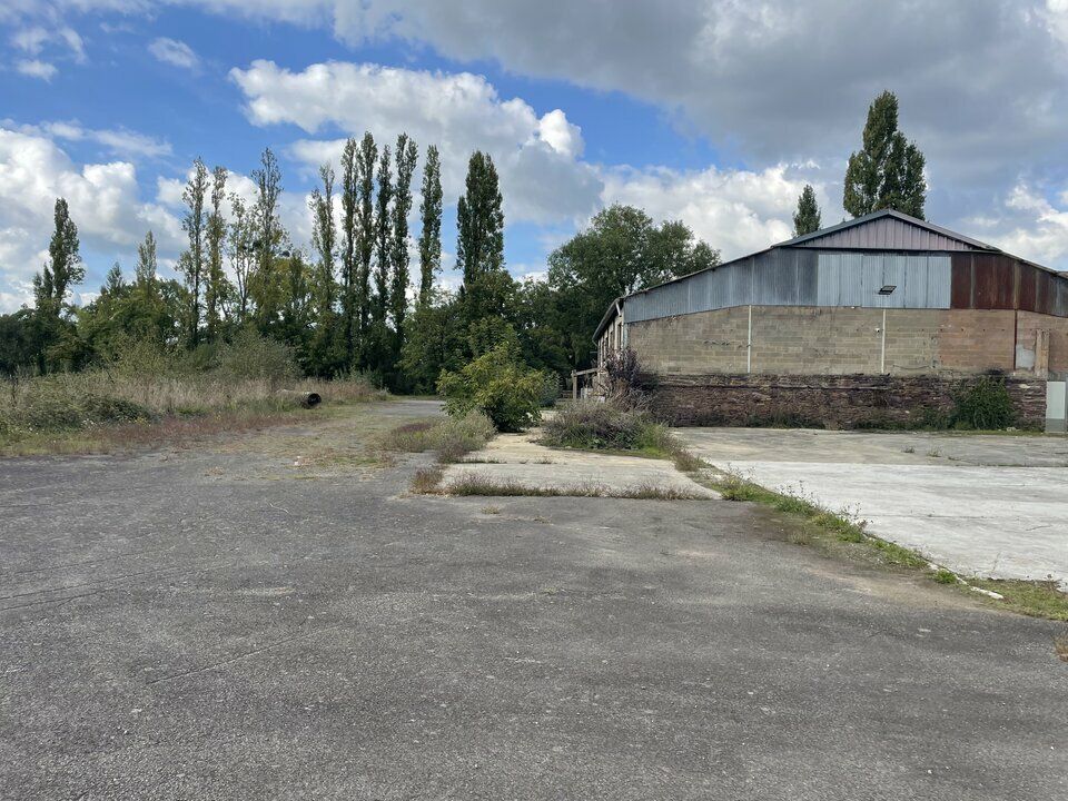 A VENDRE - LOCAL D'ACTIVITE de 912m² bâti sur un terrain de 2416m² SUD Rennes