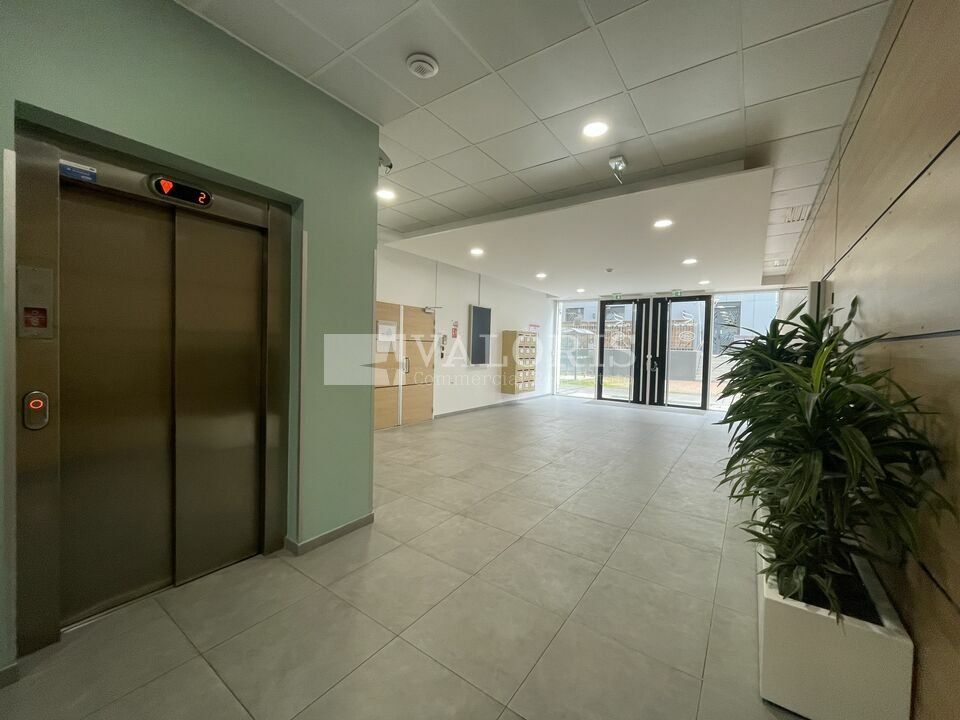 Situé dans le 8ème arrondissement de Lyon, à proximité immédiate du métro Laënnec, Valoris Real Estate vous présente ADENINE, immeuble bénéficiant d'une belle visibilité et de plateaux de bureaux neufs et lumineux.