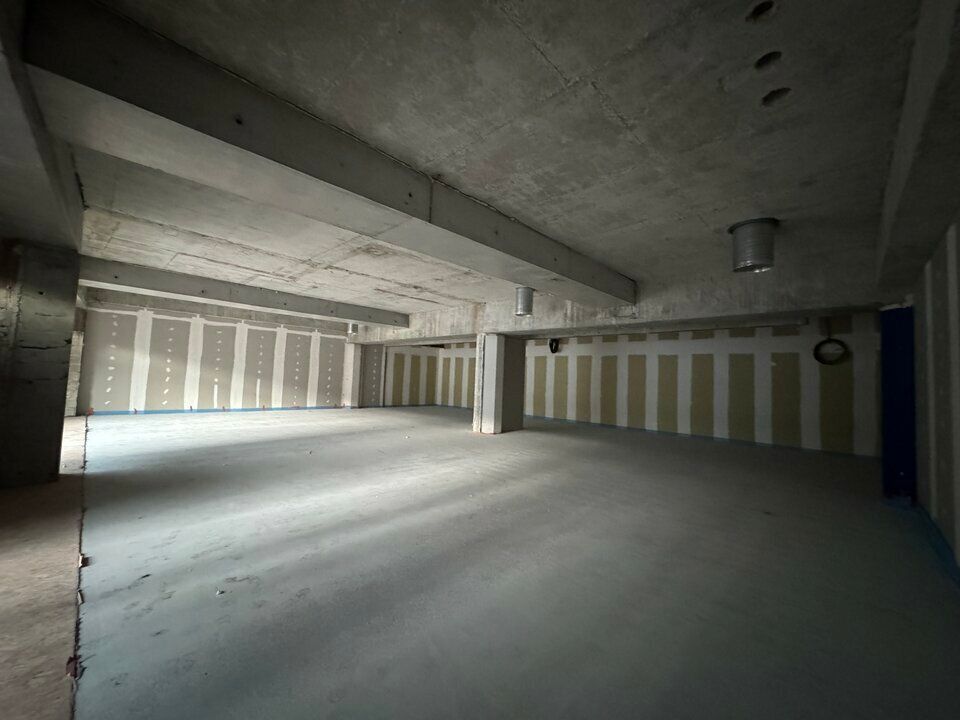 Location local commercial 471.3 m² divisibles à partir de 205.2 m²