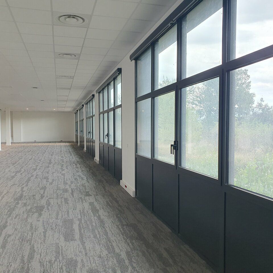 A LOUER Plateau de bureaux neufs de 1006  m2  divisible situé à proximité immédiate de la Gare de Valence TGV. Ce bien à la location vous est proposé par PROLOCAUX.