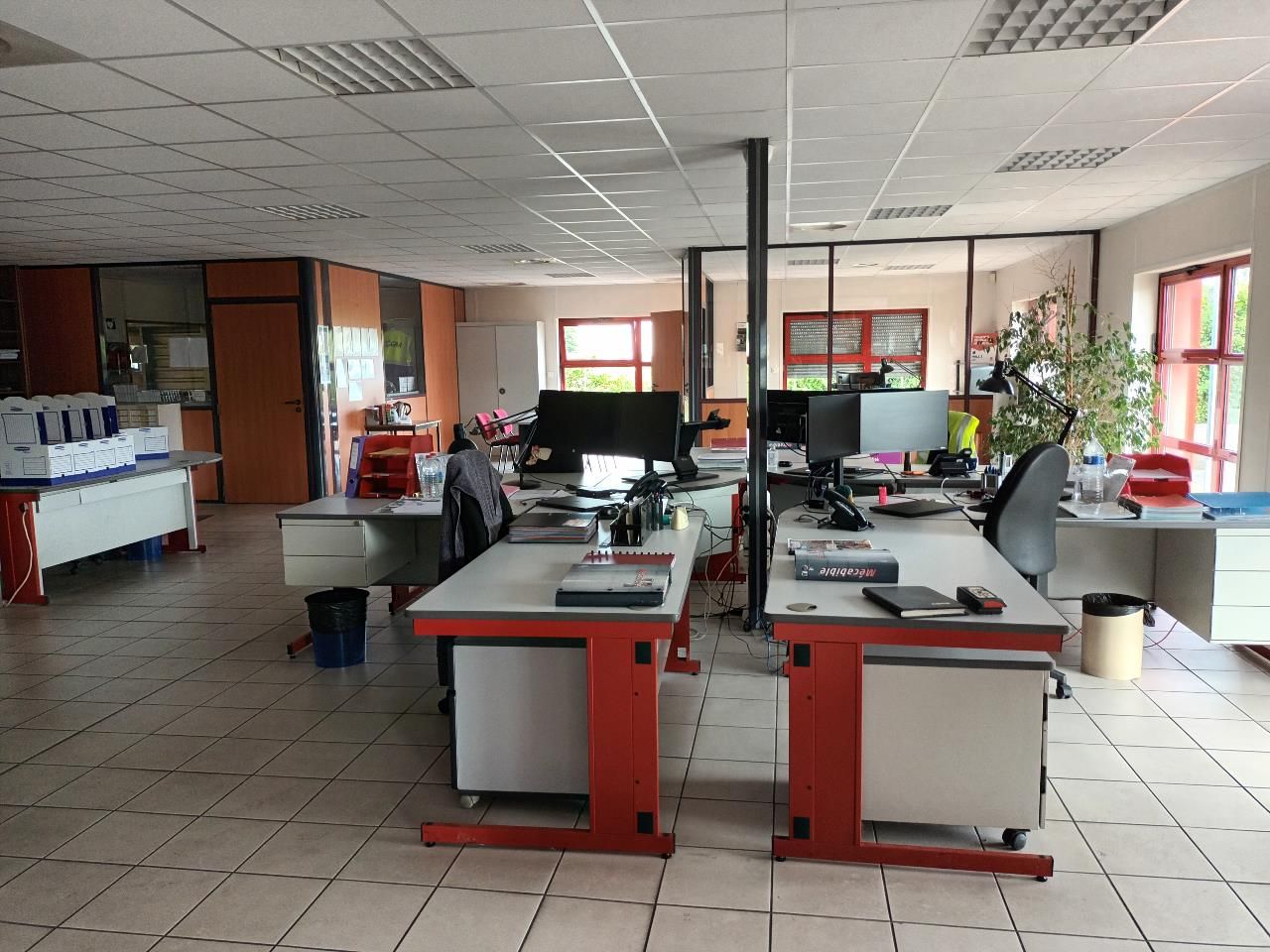 Beau local d'activités - Emplacement prime.