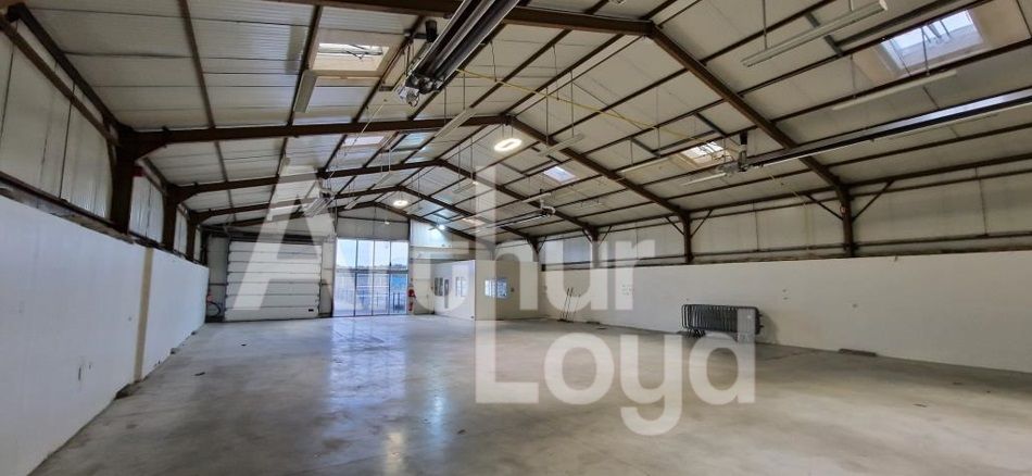 Location local 700.00 m² à CARPIQUET