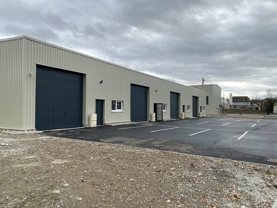 Location local d''activites 1600 m² divisibles à partir de 200 m²