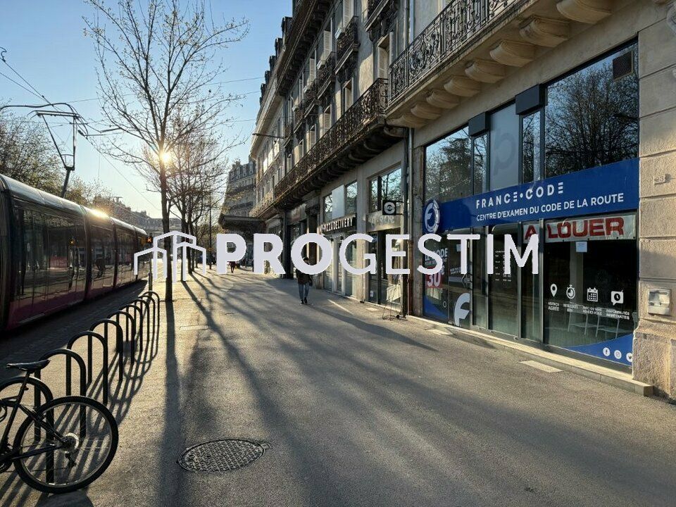 BUREAUX AVEC VITRINE - PLACE DARCY