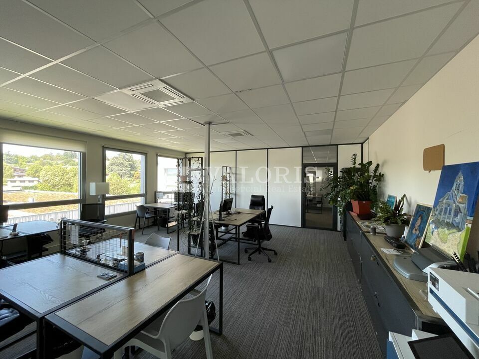 VALORIS REAL ESTATE vous propose à la location une surface de bureaux dans un cadre verdoyant.