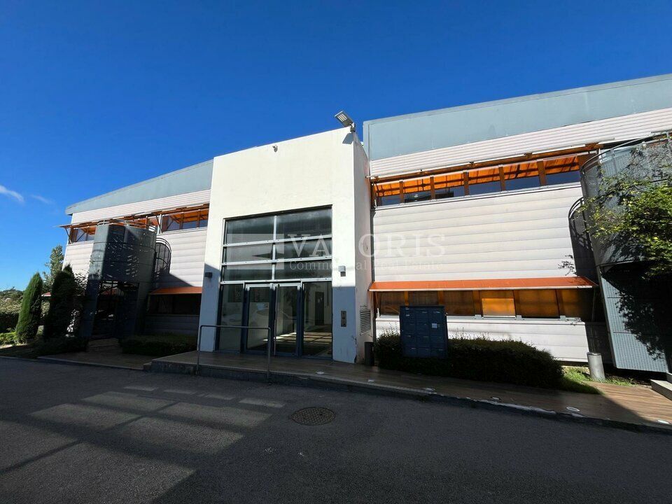VALORIS MEDITERRANEE vous propose, à la location, 298 m² de bureaux en parfait état divisibles à partir de 111m². Ces deux lots de bureaux, refaits en 2013, sont situés au coeur du pôle d'activité d'Aix en Provence, sur un emplacement stratégique.