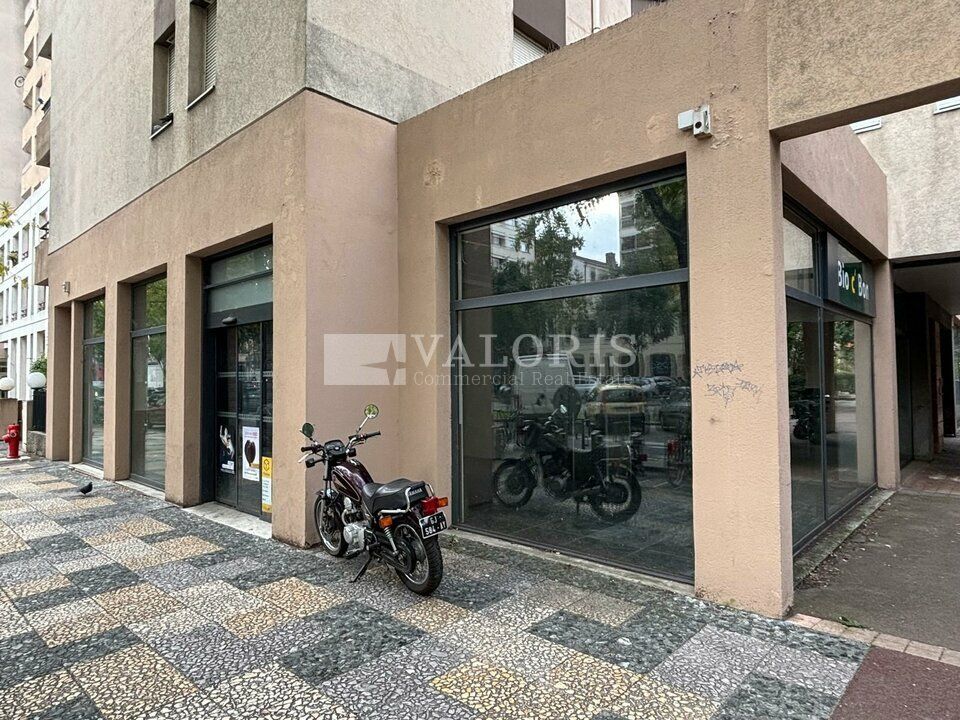 Location local commercial - 472 m²