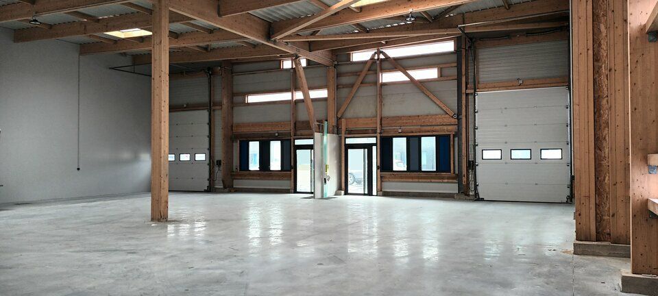 Au sein d'un parc d'activités neuf à proximité immédiate d'axes routiers.