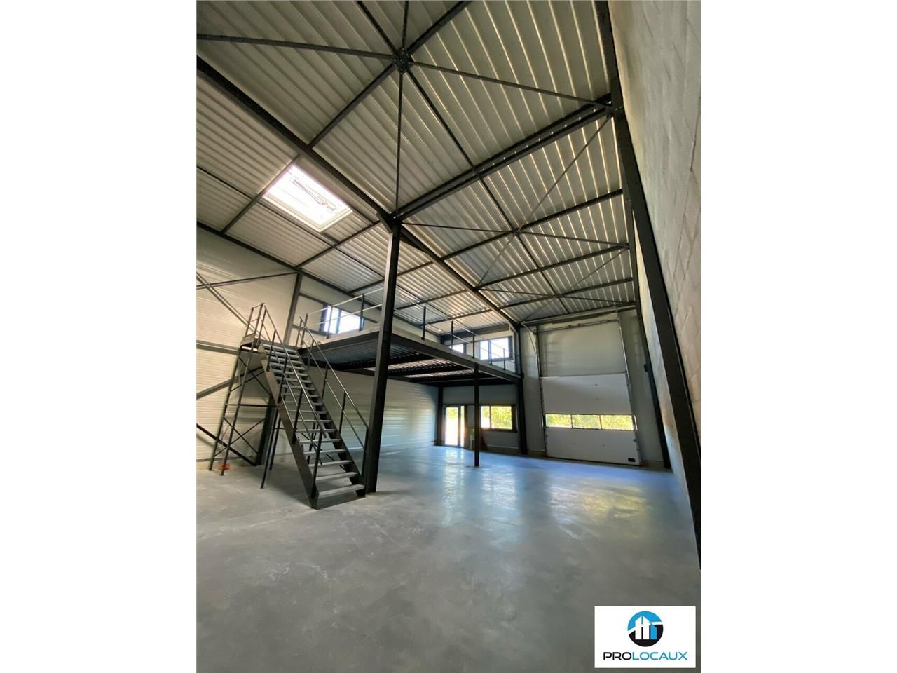 Vente local d''activites 273.22 m² non divisibles