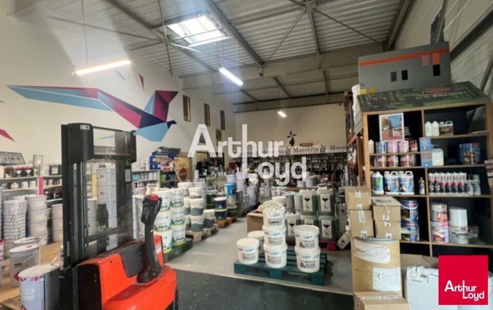 En plein coeur de la ZI SUD EST - A VENDRE - 320m²