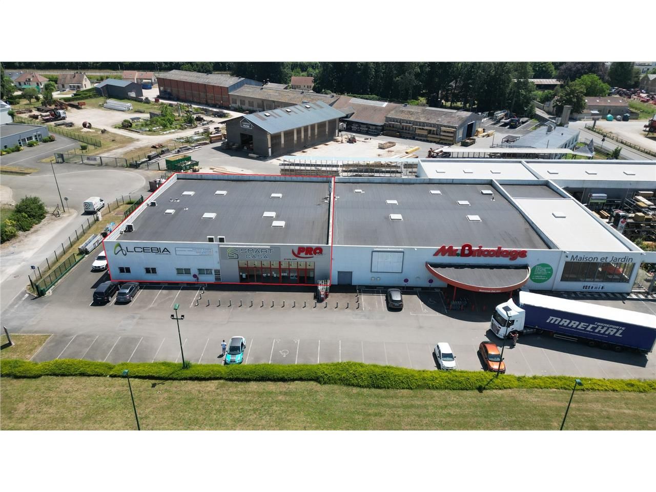 Vente local 900 m² à Les Villages Vovéens