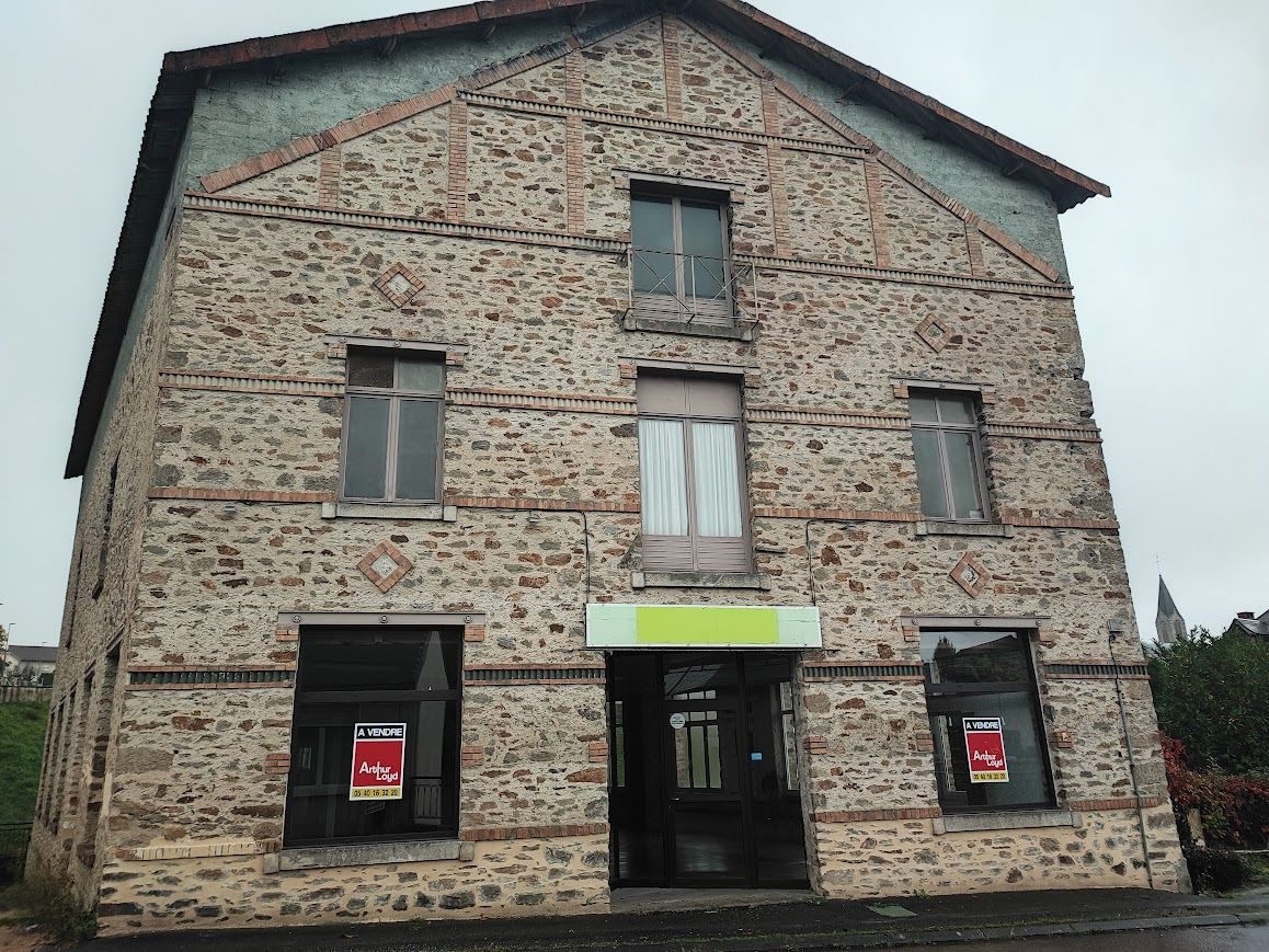 Vente local 900.00 m² à CHALUS