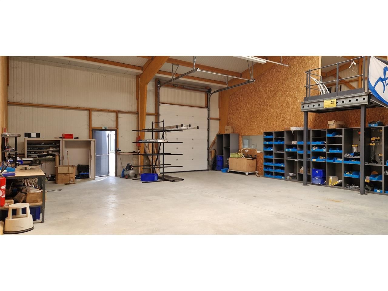 Location local 240 m² à BALLAN MIRE