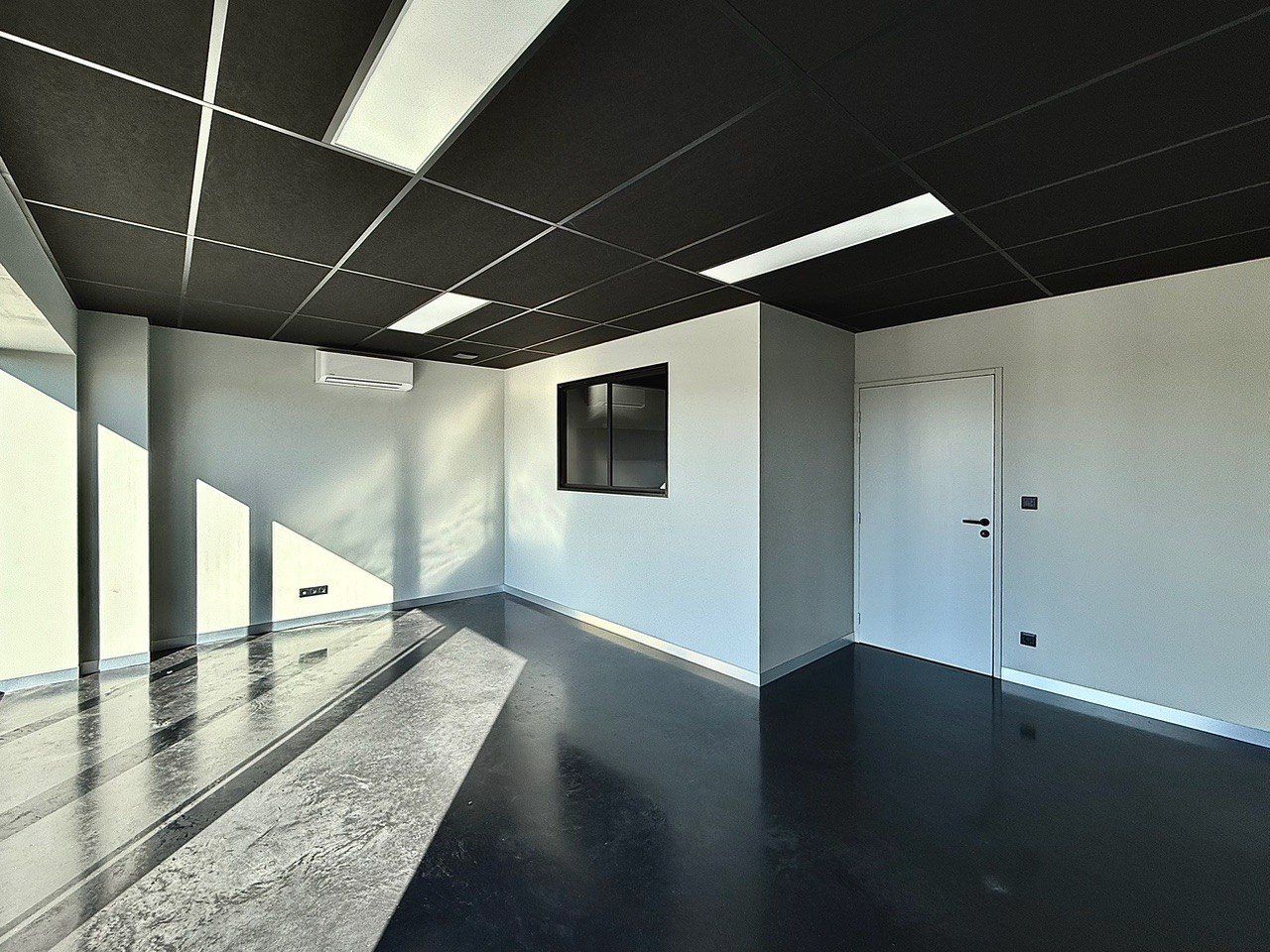 Location local 307 m² à ESVRES