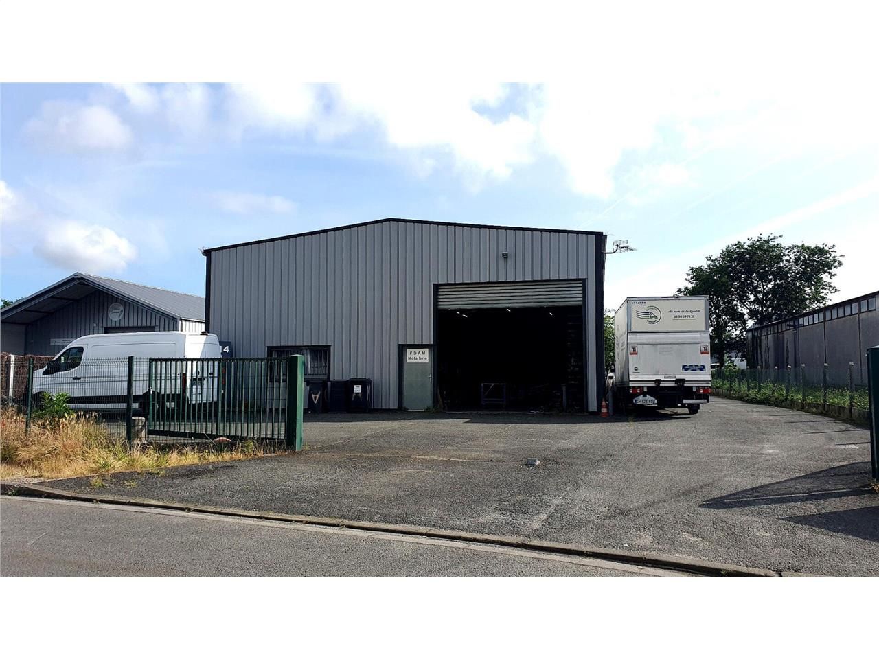 Vente local 500.00 m² à CESTAS