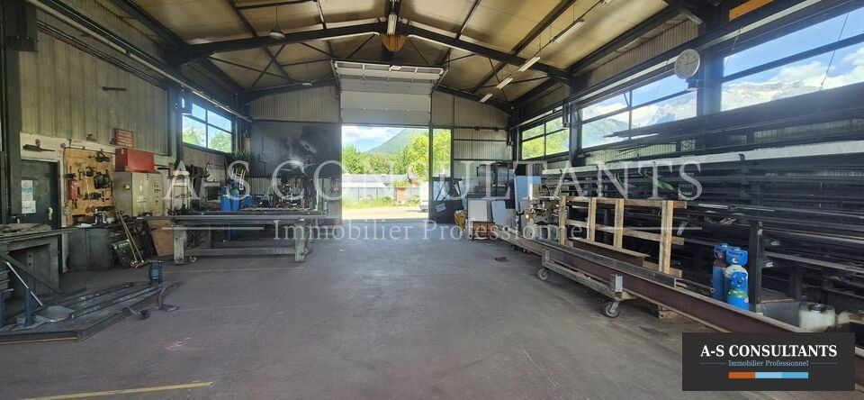 A LOUER - SAINT-JORIOZ (74410) - local d'activité dans une zone industrielle proche du lac - stationnement 10 places.