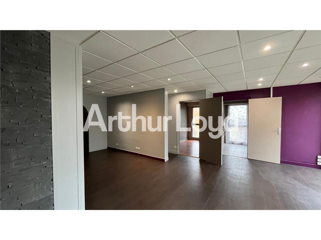 Location local 122.00 m² à VERSON