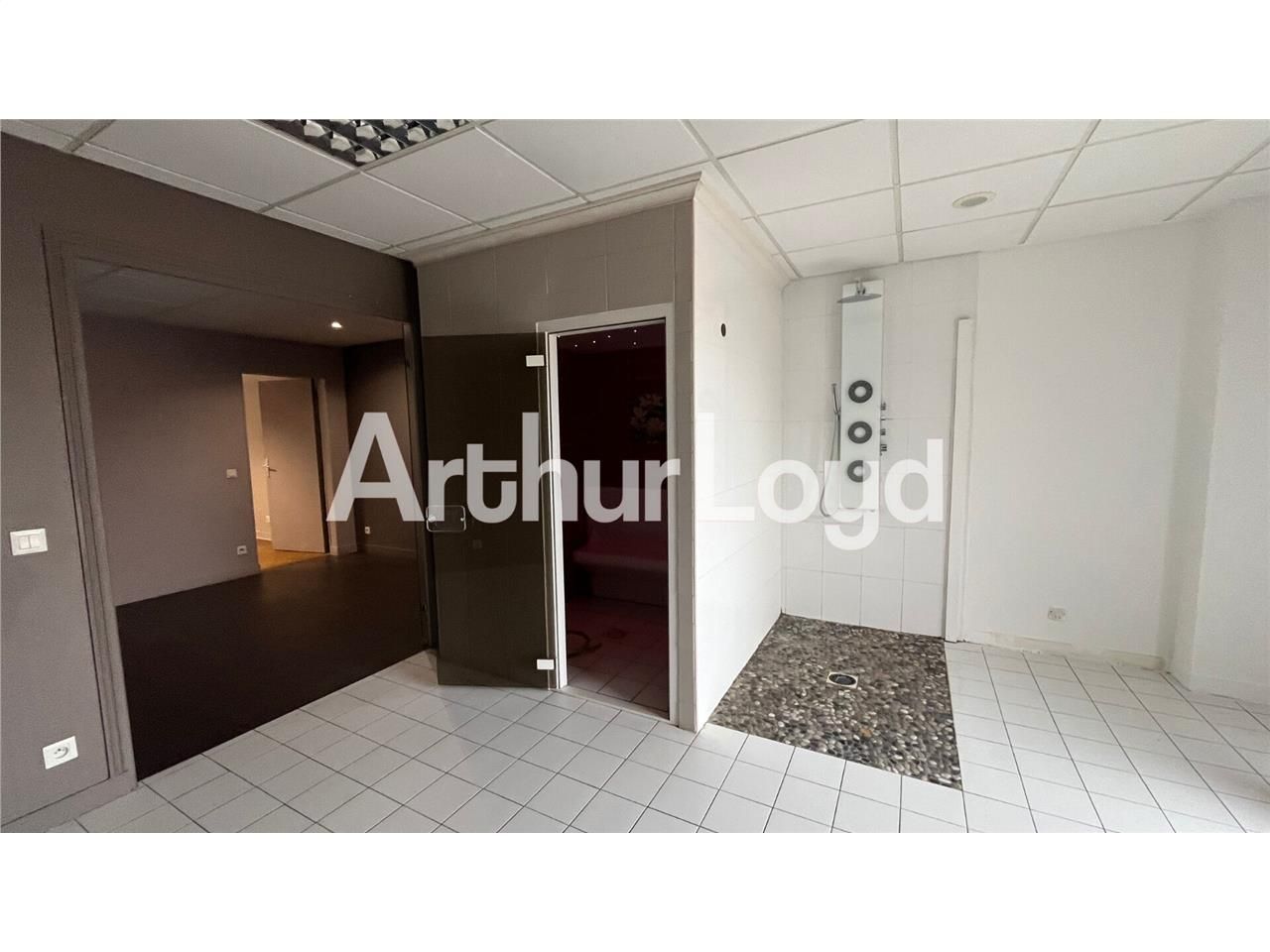 Location local 122.00 m² à VERSON