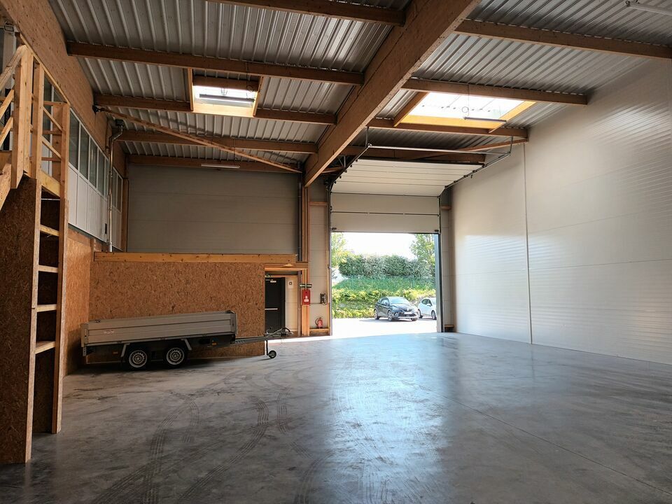 Beau local d'activités récent.