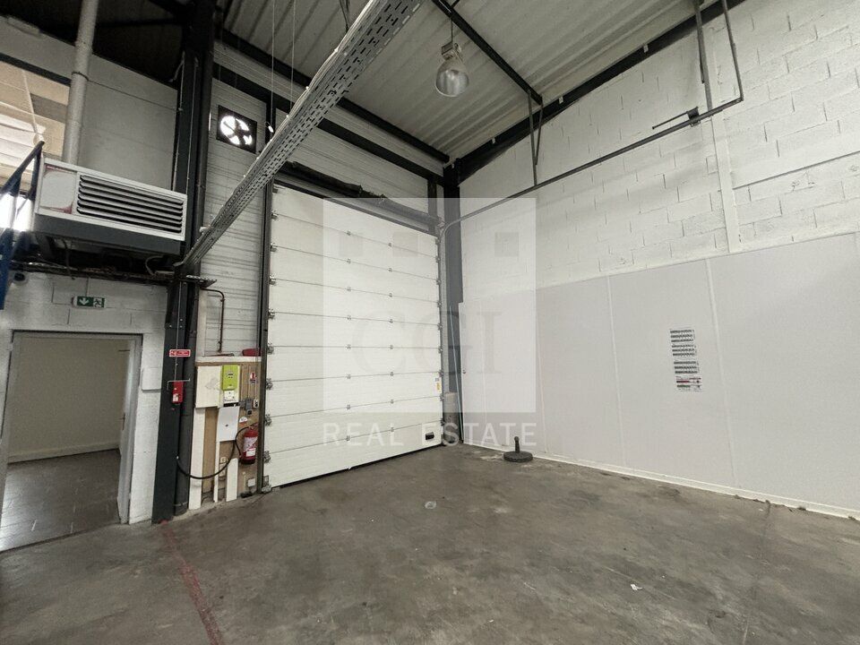 Un local fonctionnel et prêt à l'emploi à Mions, avec bureaux et accès sectionnel.