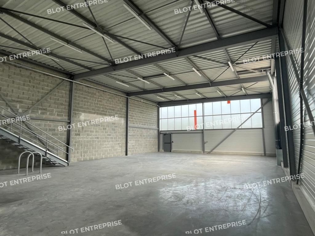 Location entrepôts 338 m² non divisibles