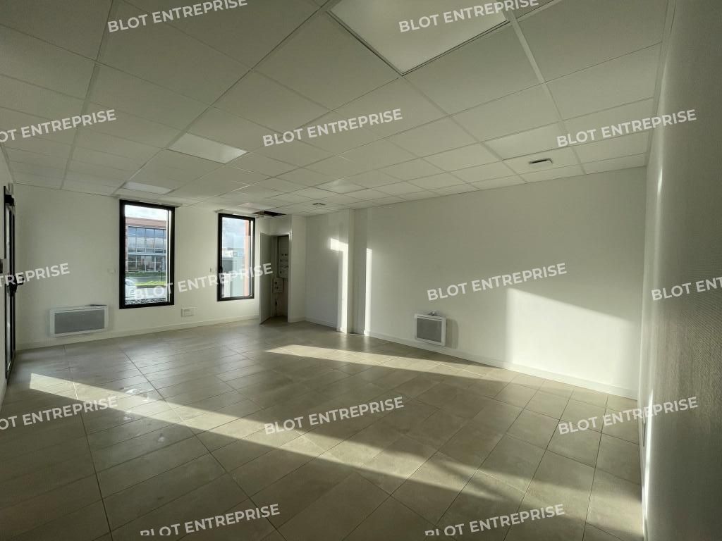 Location entrepôts 338 m² non divisibles