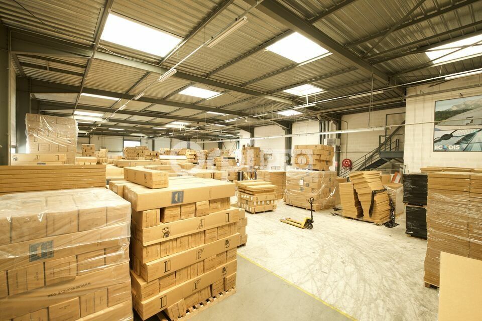 Location local d''activites 1075 m² non divisibles