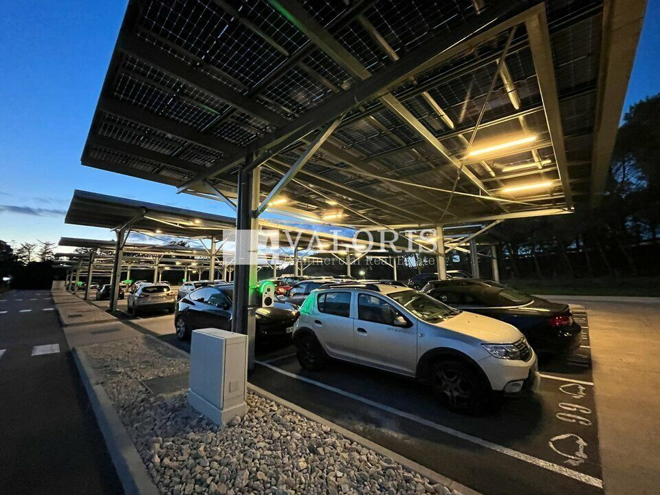 VALORIS MEDITERRANEE vous propose, à la location, des bureaux neufs, offrant une très belle architecture et situés à 3mn de la ZAC de la Jalassières, belle visibilité! 