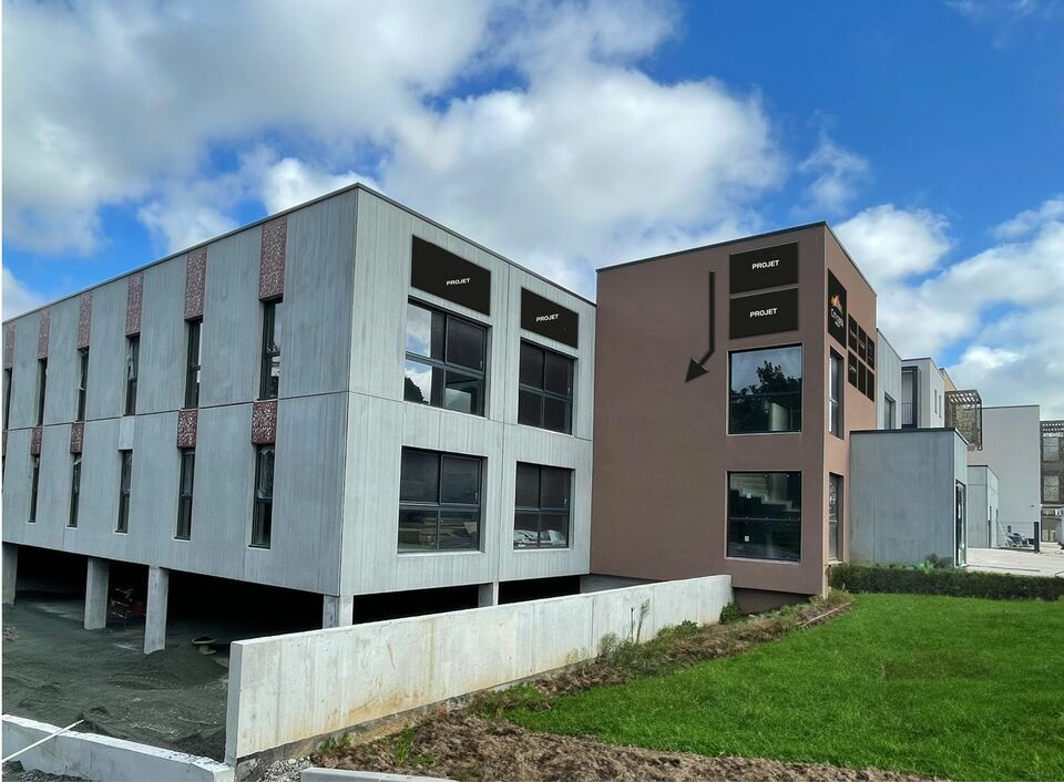 Plateau neuf avec stationnements.