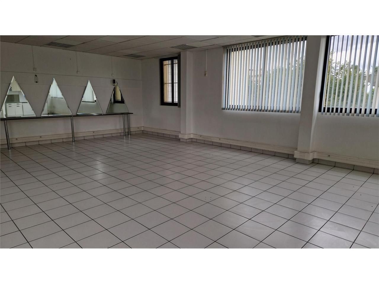 Location local commercial 210 m² non divisibles