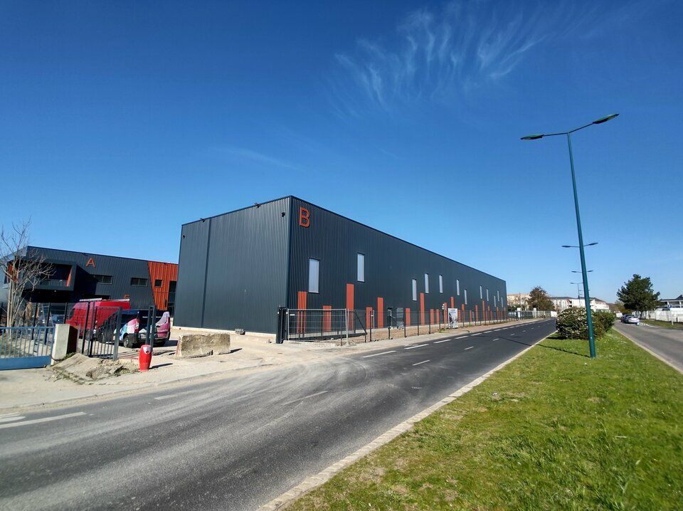 Location local d''activites 1807 m² divisibles à partir de 316 m²