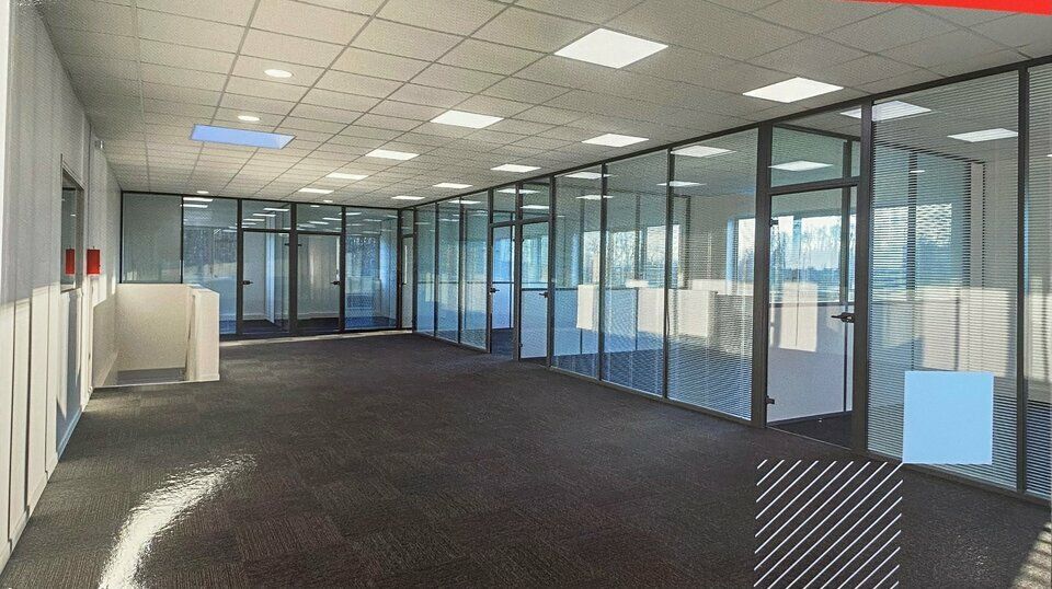  ACTI'LOG Transaction vous propose des cellules mixtes d'activités/bureaux à louer au sein d'un Parc Neuf idéalement situé à deux pas de l'autoroute A86 sur les quais de Seine.