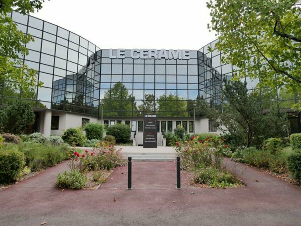 ACTI'LOG Transaction vous propose à la location une surface de bureaux au RDC d'un immeuble récent situé dans le Parc d'Activités de l'Horloge à Cergy au pied de l'A15 et à proximité du RER A.