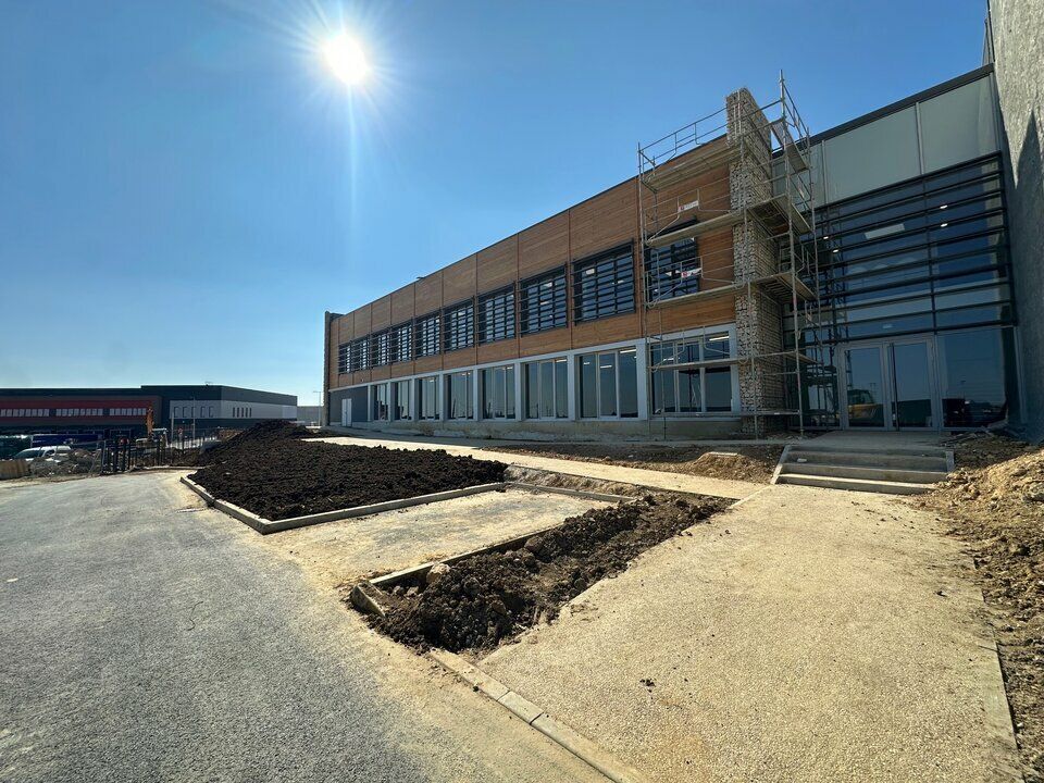 Location local d''activites 5508 m² non divisibles