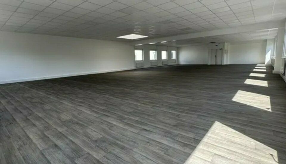 ACTI'LOG Transaction vous propose à la vente, une surface de bureaux de 254 m²  rénovés au au sein d'un Parc d'activités à Osny.