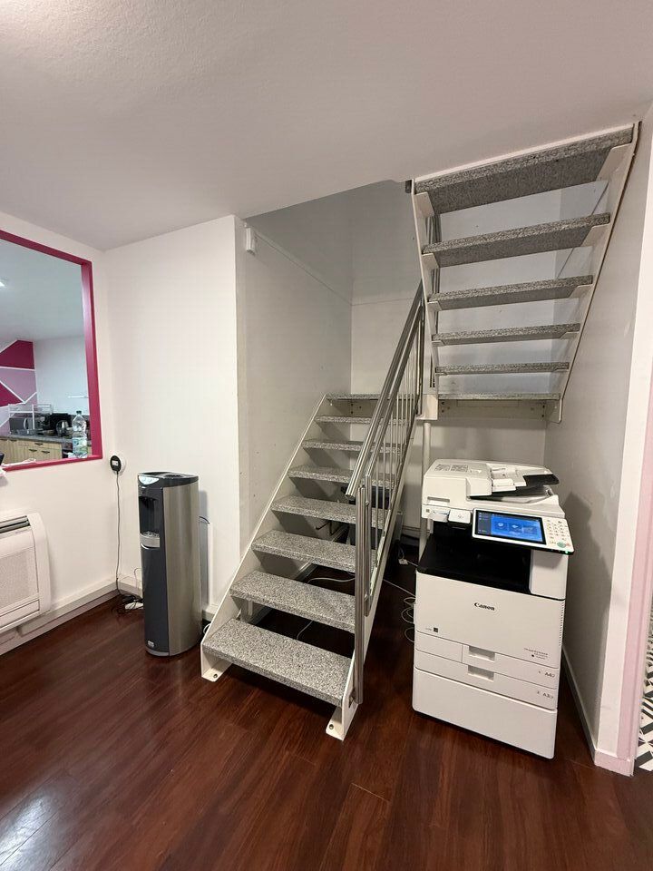 ACTI'LOG Transaction, vous propose à la vente des bureaux loués, sur deux niveaux en parfait état, au cœur de la zone d'activité des Béthunes à Saint-Ouen-l'Aumône, au pied des axes routiers principaux : A15, N184.