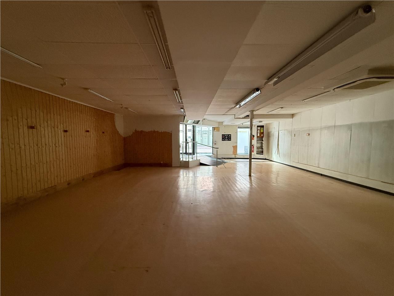 Location commerces 278 m² non divisibles