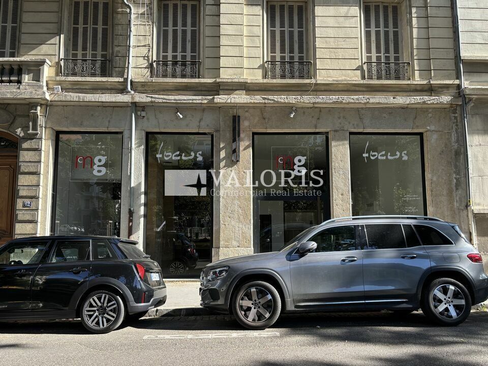 Valoris Real Estate vous propose un beau local commercial en RDC situé dans le 6ème arrondissement, offrant une belle visibilité sur une place arborée,