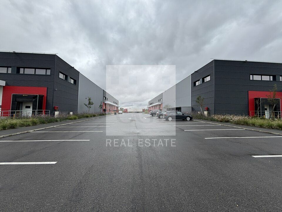 Location local d''activites 5744 m² divisibles à partir de 542 m²