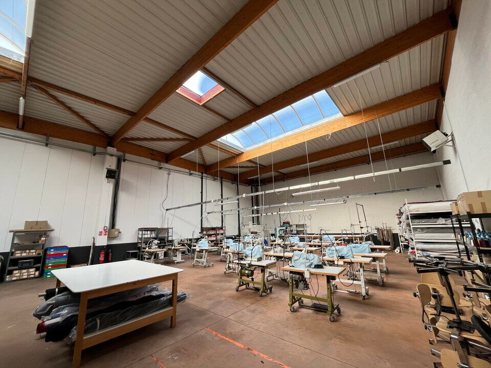 À LOUER – LOCAL D'ACTIVITÉS DE 605 m² – DÉCINES-CHARPIEU / PARC DES OLIVÉRIANNES