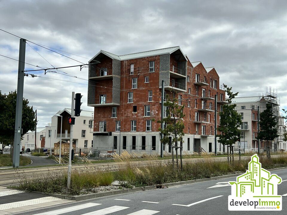 LOCAL COMMERCIAL BRUT DE BETON 94 m²