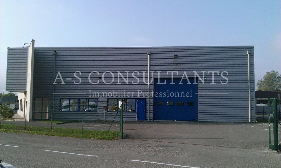 A LOUER - CROLLES (38920) - local industriel et/ou commercial en Zone Industrielle et Commerciale en fort développement - 550 m² environ - terrain clos 1.600 m² environ - parkings privatifs.