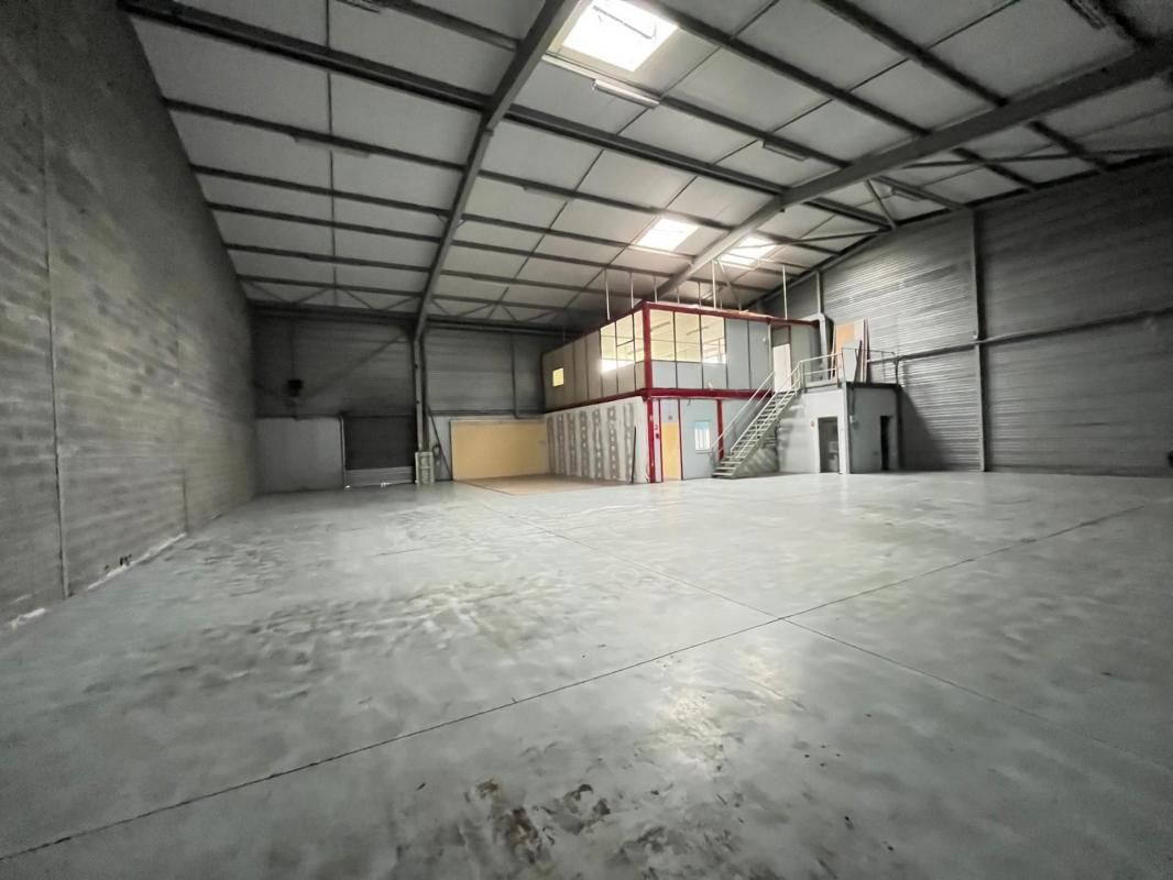 Location entrepôts 650 m² non divisibles