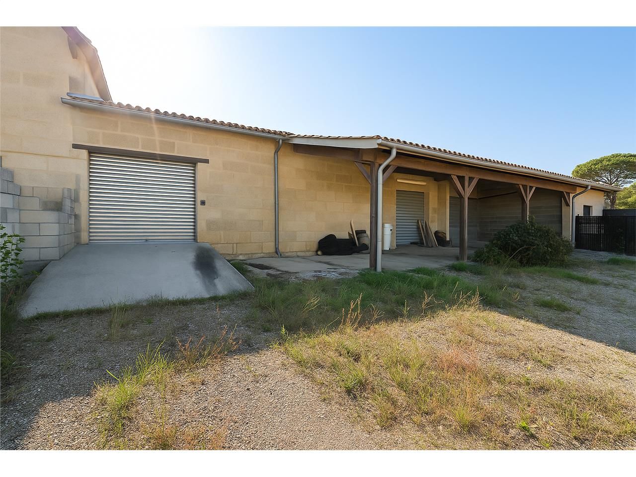 Location local commercial 200.00 m² à AMBARES ET LAGRAVE