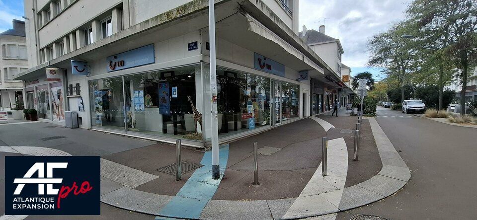 Location local commercial 121.82 m² non divisibles