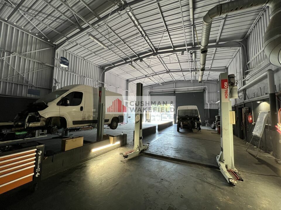 Location local d''activites 615 m² non divisibles