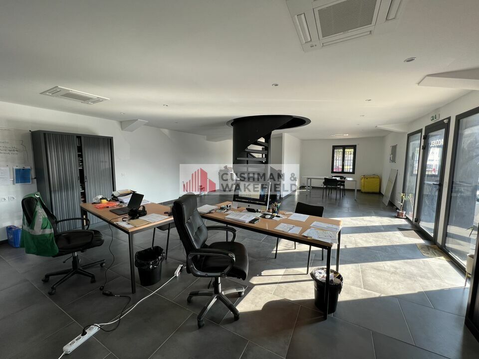 NIMES - LOCAUX D'ACTIVITES-BUREAUX A LOUER